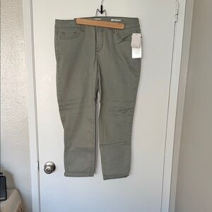 Jessica Simpson size 14 Sage Green Cropped Jean